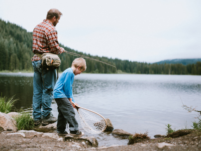 Far og sønn fisker. Foto